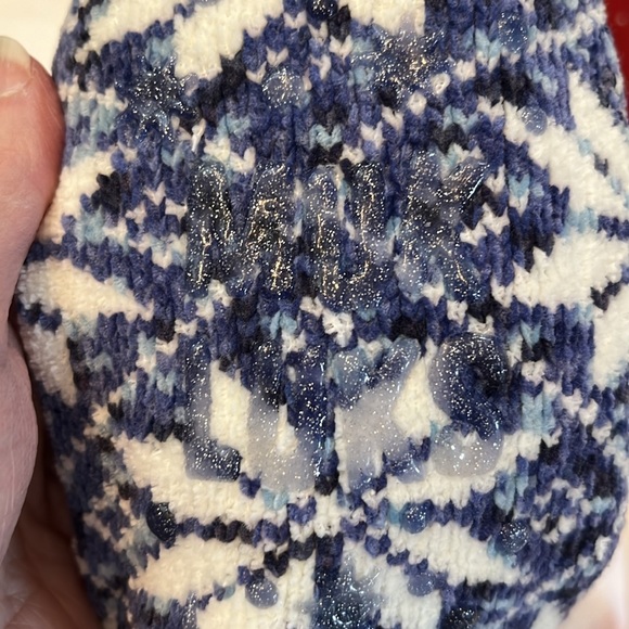 4 pairs of fuzzy slipper socks - Picture 7 of 9